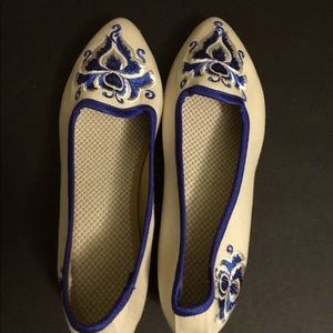 Woman’s beige/blue slip on -9
